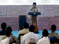 Presiden Prabowo Subianto melihat tumpukan uang saat Penyerahan Denda Administratif dan Lahan Kawasan Hutan di Kejaksaan Agung, Jakarta, Rabu (13/5/2026). (CNBC Indonesia/Muhammad Sabki)