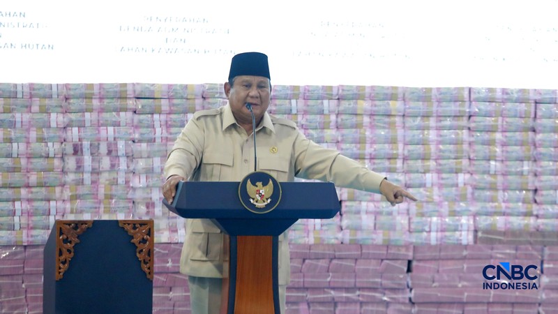 Jaksa Agung RI Sanitiar Buhanuddin menyampaikan pidato saat acara penyerahan denda administratif dan lahan kawasan hutan, Jakarta, Rabu (13/5/2026). (CNBC Indonesia/Muhammad Sabki)