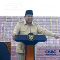 Presiden Prabowo Subianto melihat tumpukan uang saat Penyerahan Denda Administratif dan Lahan Kawasan Hutan di Kejaksaan Agung, Jakarta, Rabu (13/5/2026). (CNBC Indonesia/Muhammad Sabki)
