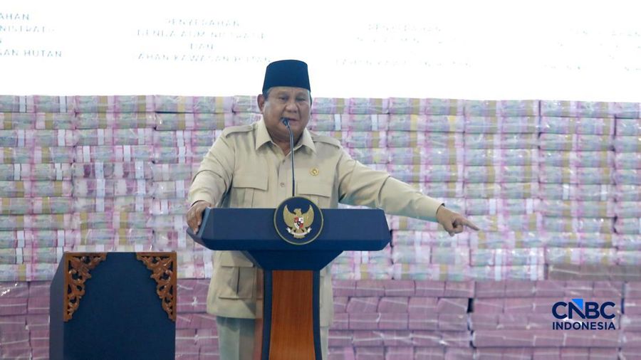 Presiden Prabowo Subianto melihat tumpukan uang saat Penyerahan Denda Administratif dan Lahan Kawasan Hutan di Kejaksaan Agung, Jakarta, Rabu (13/5/2026). (CNBC Indonesia/Muhammad Sabki)
