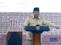 Presiden Prabowo Subianto melihat tumpukan uang saat Penyerahan Denda Administratif dan Lahan Kawasan Hutan di Kejaksaan Agung, Jakarta, Rabu (13/5/2026). (CNBC Indonesia/Muhammad Sabki)