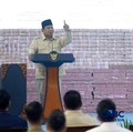 Presiden Prabowo Subianto melihat tumpukan uang saat Penyerahan Denda Administratif dan Lahan Kawasan Hutan di Kejaksaan Agung, Jakarta, Rabu (13/5/2026). (CNBC Indonesia/Muhammad Sabki)