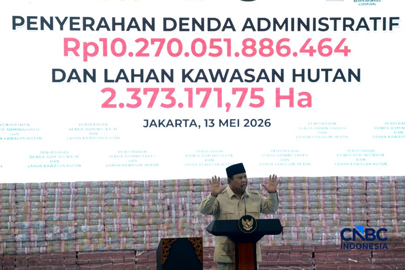 Jaksa Agung RI Sanitiar Buhanuddin menyampaikan pidato saat acara penyerahan denda administratif dan lahan kawasan hutan, Jakarta, Rabu (13/5/2026). (CNBC Indonesia/Muhammad Sabki)