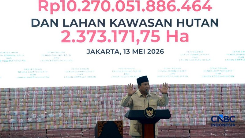 Presiden Prabowo Subianto melihat tumpukan uang saat Penyerahan Denda Administratif dan Lahan Kawasan Hutan di Kejaksaan Agung, Jakarta, Rabu (13/5/2026). (CNBC Indonesia/Muhammad Sabki)