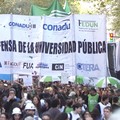 Puluhan ribu warga Argentina menggelar aksi unjuk rasa pada Selasa (12/5/2026) di pusat kota Buenos Aires dan sejumlah kota besar lainnya untuk menuntut Presiden Javier Milei membatalkan pemotongan anggaran universitas negeri yang diterapkan pemerint