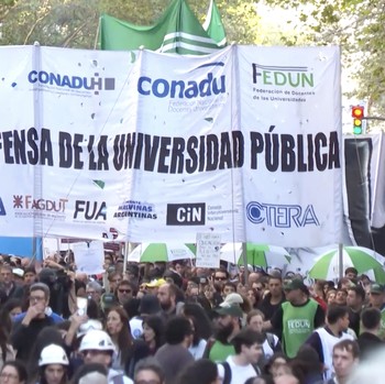 Puluhan ribu warga Argentina menggelar aksi unjuk rasa pada Selasa (12/5/2026) di pusat kota Buenos Aires dan sejumlah kota besar lainnya untuk menuntut Presiden Javier Milei membatalkan pemotongan anggaran universitas negeri yang diterapkan pemerint