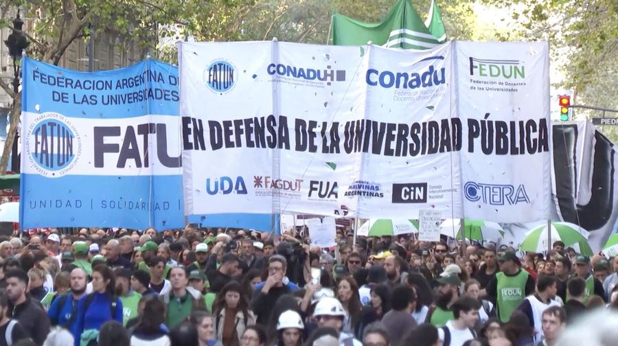 Puluhan ribu warga Argentina menggelar aksi unjuk rasa pada Selasa (12/5/2026) di pusat kota Buenos Aires dan sejumlah kota besar lainnya untuk menuntut Presiden Javier Milei membatalkan pemotongan anggaran universitas negeri yang diterapkan pemerintahannya.