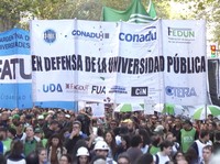 Puluhan ribu warga Argentina menggelar aksi unjuk rasa pada Selasa (12/5/2026) di pusat kota Buenos Aires dan sejumlah kota besar lainnya untuk menuntut Presiden Javier Milei membatalkan pemotongan anggaran universitas negeri yang diterapkan pemerint