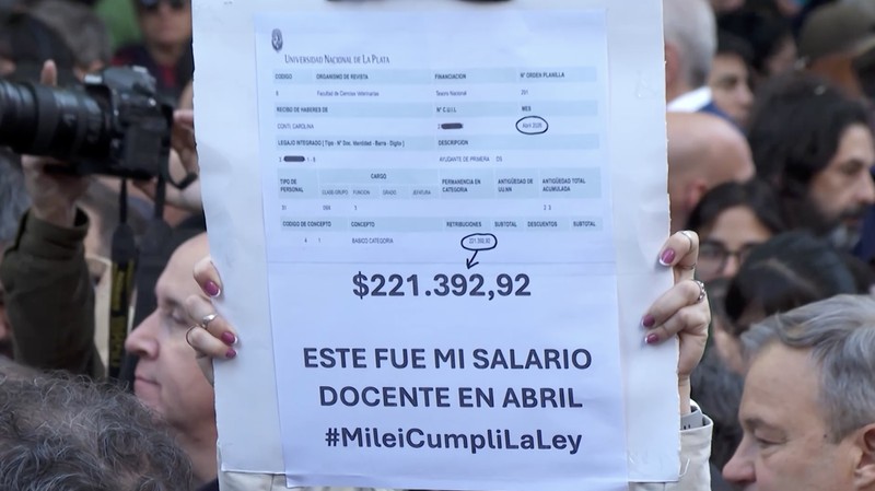 Puluhan ribu warga Argentina menggelar aksi unjuk rasa pada Selasa (12/5/2026) di pusat kota Buenos Aires dan sejumlah kota besar lainnya untuk menuntut Presiden Javier Milei membatalkan pemotongan anggaran universitas negeri yang diterapkan pemerintahannya.