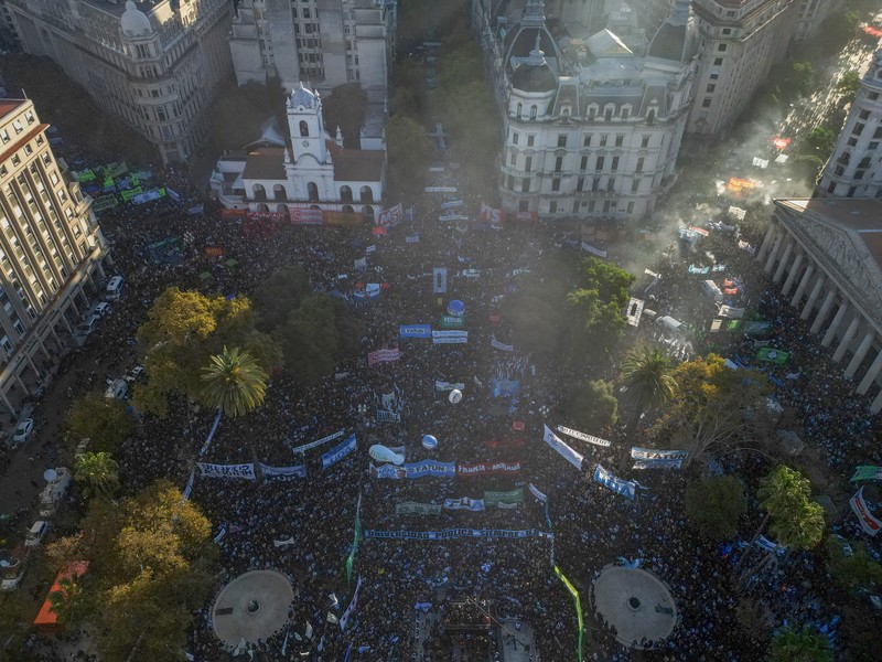 Sebuah tayangan drone menunjukkan para pekerja dan mahasiswa universitas Argentina menghadiri pawai protes menentang pemotongan dana universitas negeri, di Buenos Aires, Argentina, 12 Mei 2026. (REUTERS/Cristina Sille)