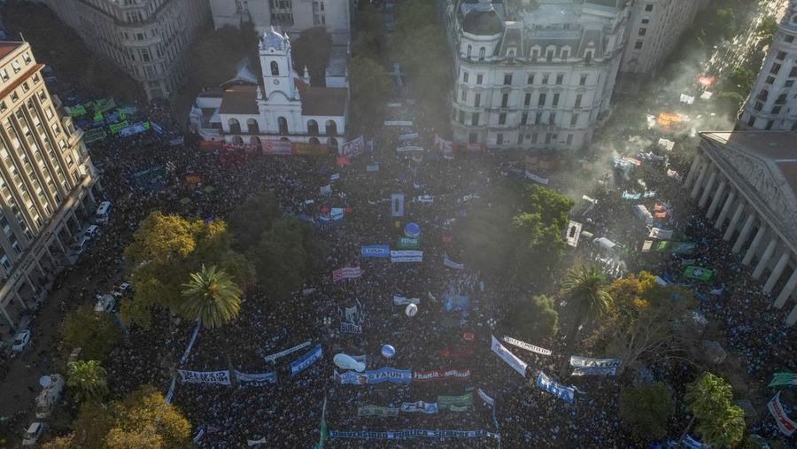 Sebuah tayangan drone menunjukkan para pekerja dan mahasiswa universitas Argentina menghadiri pawai protes menentang pemotongan dana universitas negeri, di Buenos Aires, Argentina, 12 Mei 2026. (REUTERS/Cristina Sille)
