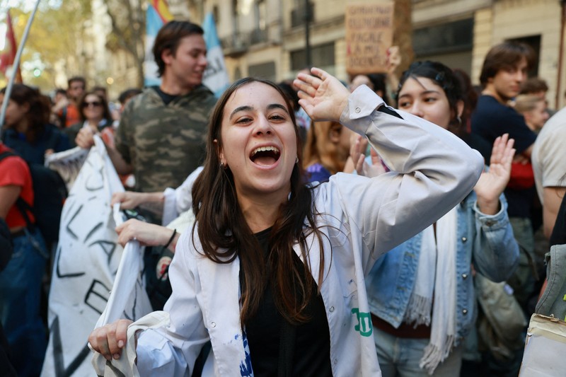 Sebuah tayangan drone menunjukkan para pekerja dan mahasiswa universitas Argentina menghadiri pawai protes menentang pemotongan dana universitas negeri, di Buenos Aires, Argentina, 12 Mei 2026. (REUTERS/Cristina Sille)