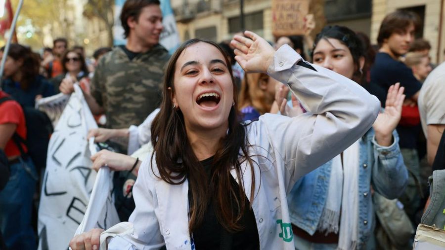 Seorang demonstran bereaksi saat para pekerja dan mahasiswa universitas Argentina menghadiri pawai untuk memprotes pemotongan dana universitas negeri, di Buenos Aires, Argentina, 12 Mei 2026.