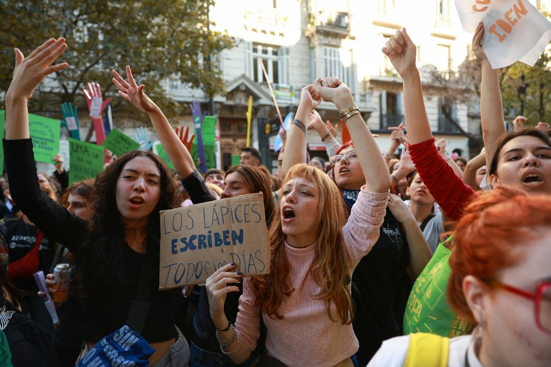 Sebuah tayangan drone menunjukkan para pekerja dan mahasiswa universitas Argentina menghadiri pawai protes menentang pemotongan dana universitas negeri, di Buenos Aires, Argentina, 12 Mei 2026. (REUTERS/Cristina Sille)