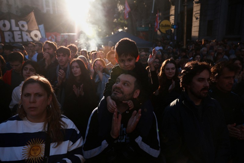 Sebuah tayangan drone menunjukkan para pekerja dan mahasiswa universitas Argentina menghadiri pawai protes menentang pemotongan dana universitas negeri, di Buenos Aires, Argentina, 12 Mei 2026. (REUTERS/Cristina Sille)