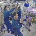Tiangong Space Station menjadi saksi awak Shenzhou-21 memetik “tomat luar angkasa” pertama mereka melalui sistem aeroponik, sambil melanjutkan eksperimen dan pelatihan rutin. (Facebook/Embassy of China in Indonesia)