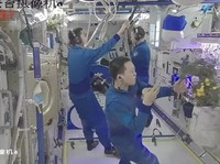 Tiangong Space Station menjadi saksi awak Shenzhou-21 memetik “tomat luar angkasa” pertama mereka melalui sistem aeroponik, sambil melanjutkan eksperimen dan pelatihan rutin. (Facebook/Embassy of China in Indonesia)