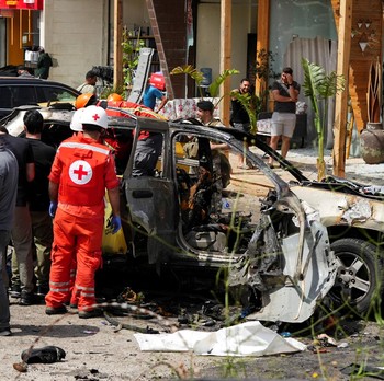 Tim penyelamat bekerja di lokasi serangan Israel terhadap sebuah mobil di daerah Jiyeh, selatan Beirut, Lebanon, Rabu (13/5/2026). (REUTERS/Stringer)