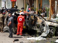 Tim penyelamat bekerja di lokasi serangan Israel terhadap sebuah mobil di daerah Jiyeh, selatan Beirut, Lebanon, Rabu (13/5/2026). (REUTERS/Stringer)