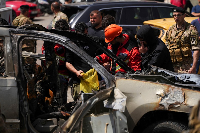 Tim penyelamat bekerja di lokasi serangan Israel terhadap sebuah mobil di daerah Jiyeh, selatan Beirut, Lebanon, Rabu (13/5/2026). (AFP/FADEL ITANI)