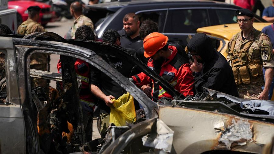 Tim penyelamat bekerja di lokasi serangan Israel terhadap sebuah mobil di daerah Jiyeh, selatan Beirut, Lebanon, Rabu (13/5/2026). (REUTERS/Stringer)