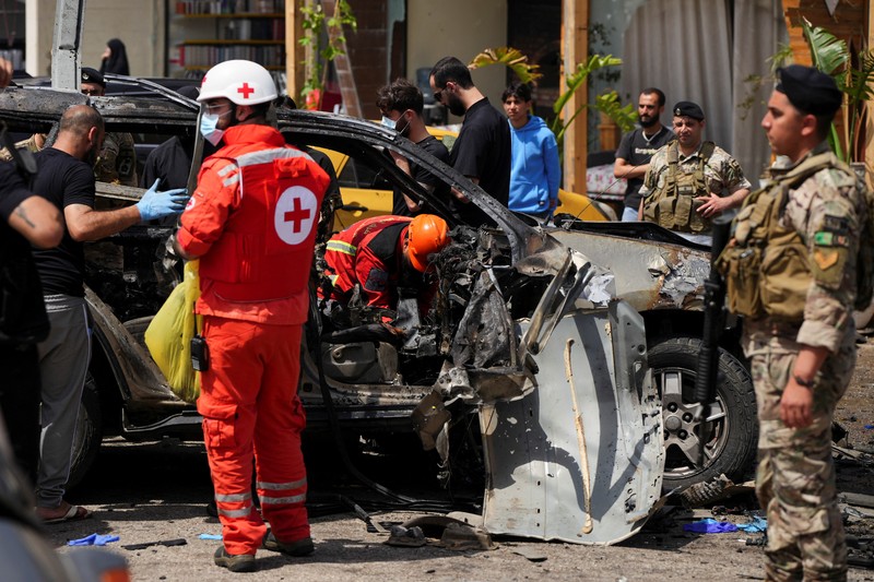 Tim penyelamat bekerja di lokasi serangan Israel terhadap sebuah mobil di daerah Jiyeh, selatan Beirut, Lebanon, Rabu (13/5/2026). (AFP/FADEL ITANI)
