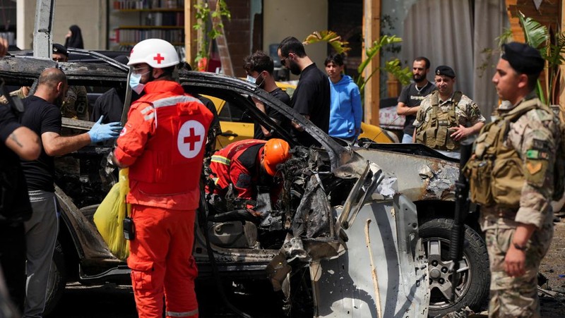 Tim penyelamat bekerja di lokasi serangan Israel terhadap sebuah mobil di daerah Jiyeh, selatan Beirut, Lebanon, Rabu (13/5/2026). (REUTERS/Stringer)
