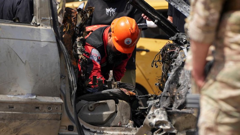 Tim penyelamat bekerja di lokasi serangan Israel terhadap sebuah mobil di daerah Jiyeh, selatan Beirut, Lebanon, Rabu (13/5/2026). (REUTERS/Stringer)