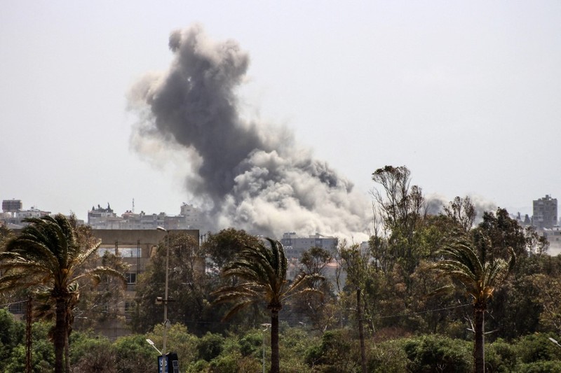 Tim penyelamat bekerja di lokasi serangan Israel terhadap sebuah mobil di daerah Jiyeh, selatan Beirut, Lebanon, Rabu (13/5/2026). (AFP/FADEL ITANI)