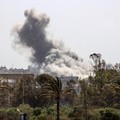 Tim penyelamat bekerja di lokasi serangan Israel terhadap sebuah mobil di daerah Jiyeh, selatan Beirut, Lebanon, Rabu (13/5/2026). (AFP/FADEL ITANI)