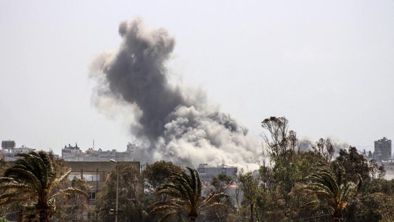 Tim penyelamat bekerja di lokasi serangan Israel terhadap sebuah mobil di daerah Jiyeh, selatan Beirut, Lebanon, Rabu (13/5/2026). (AFP/FADEL ITANI)