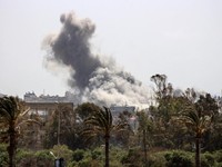 Tim penyelamat bekerja di lokasi serangan Israel terhadap sebuah mobil di daerah Jiyeh, selatan Beirut, Lebanon, Rabu (13/5/2026). (AFP/FADEL ITANI)