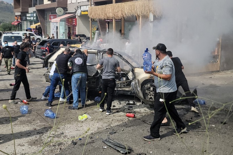 Tim penyelamat bekerja di lokasi serangan Israel terhadap sebuah mobil di daerah Jiyeh, selatan Beirut, Lebanon, Rabu (13/5/2026). (AFP/FADEL ITANI)