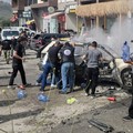 Tim penyelamat bekerja di lokasi serangan Israel terhadap sebuah mobil di daerah Jiyeh, selatan Beirut, Lebanon, Rabu (13/5/2026). (AFP/FADEL ITANI)
