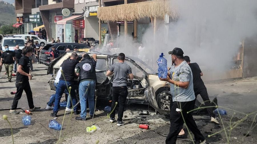 Tim penyelamat bekerja di lokasi serangan Israel terhadap sebuah mobil di daerah Jiyeh, selatan Beirut, Lebanon, Rabu (13/5/2026). (AFP/FADEL ITANI)