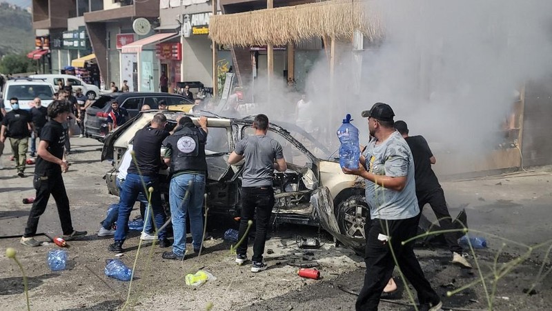 Tim penyelamat bekerja di lokasi serangan Israel terhadap sebuah mobil di daerah Jiyeh, selatan Beirut, Lebanon, Rabu (13/5/2026). (AFP/FADEL ITANI)