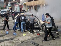 Tim penyelamat bekerja di lokasi serangan Israel terhadap sebuah mobil di daerah Jiyeh, selatan Beirut, Lebanon, Rabu (13/5/2026). (AFP/FADEL ITANI)