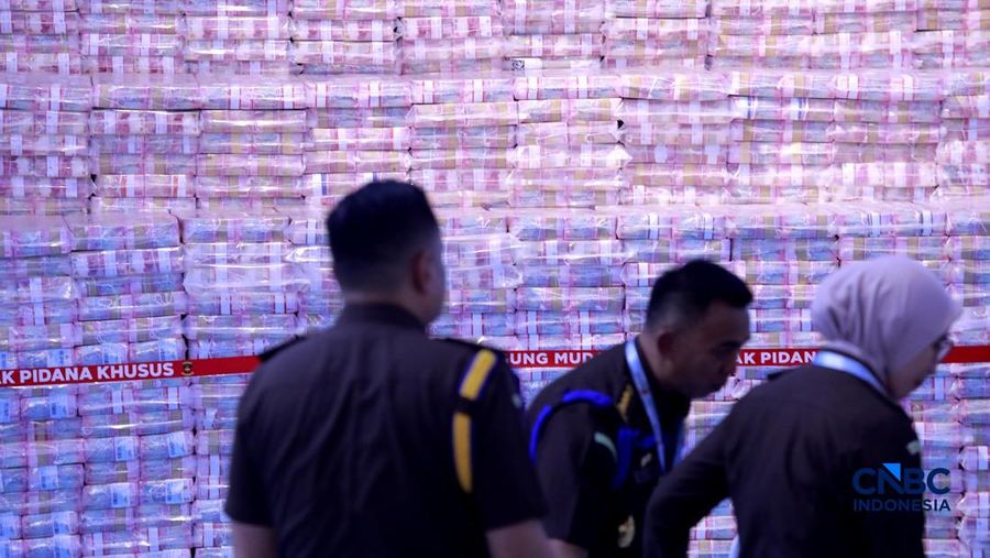 Tumpukan uang saat Penyerahan Denda Administratif dan Lahan Kawasan Hutan di Kejaksaan Agung, Jakarta, Rabu (13/5/2026). (CNBC Indonesia/Muhammad Sabki)