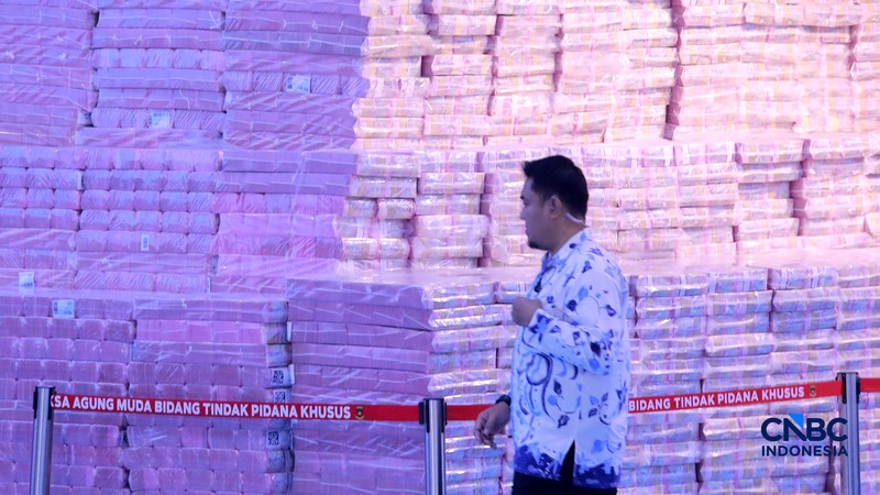 Jaksa Agung RI Sanitiar Buhanuddin menyampaikan pidato saat acara penyerahan denda administratif dan lahan kawasan hutan, Jakarta, Rabu (13/5/2026). (CNBC Indonesia/Muhammad Sabki)
