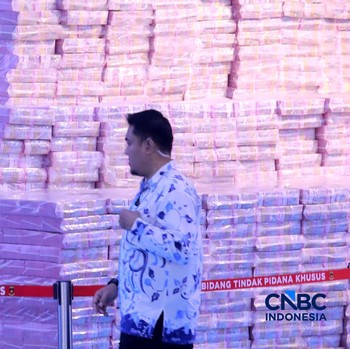 Tumpukan uang saat Penyerahan Denda Administratif dan Lahan Kawasan Hutan di Kejaksaan Agung, Jakarta, Rabu (13/5/2026). (CNBC Indonesia/Muhammad Sabki)