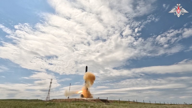 Uji peluncuran rudal balistik antarbenua Sarmat Rusia di lokasi yang tidak diketahui, dalam gambar diam ini yang diambil dari video yang dirilis pada 12 Mei 2026. (Russian Defence Ministry/Handout via REUTERS)