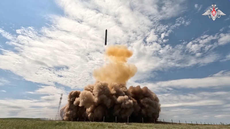 Uji peluncuran rudal balistik antarbenua Sarmat Rusia di lokasi yang tidak diketahui, dalam gambar diam ini yang diambil dari video yang dirilis pada 12 Mei 2026. (Russian Defence Ministry/Handout via REUTERS)