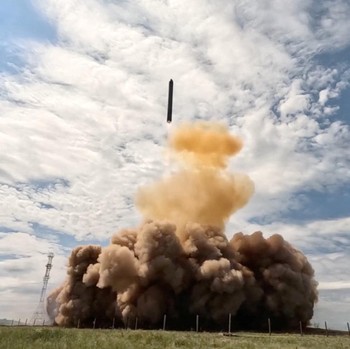 Uji peluncuran rudal balistik antarbenua Sarmat Rusia di lokasi yang tidak diketahui, dalam gambar diam ini yang diambil dari video yang dirilis pada 12 Mei 2026. (Russian Defence Ministry/Handout via REUTERS)