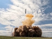 Uji peluncuran rudal balistik antarbenua Sarmat Rusia di lokasi yang tidak diketahui, dalam gambar diam ini yang diambil dari video yang dirilis pada 12 Mei 2026. (Russian Defence Ministry/Handout via REUTERS)