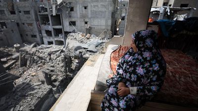 Warga Gaza Periksa Dampak Serangan Udara di Kamp Shati