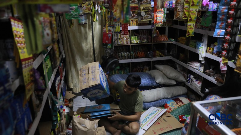 Warung Madura di kawasan Pasar Minggu, Jakarta Selatan, Rabu (13/5/2026). (CNBC Indonesia/Muhammad Sabki)