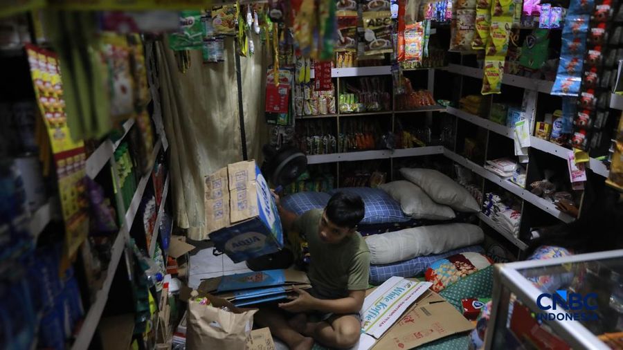Warung Madura di kawasan Pasar Minggu, Jakarta Selatan, Rabu (13/5/2026). (CNBC Indonesia/Muhammad Sabki)
