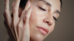 Kolagen untuk Atasi Penuaan, Lebih Efektif Diminum atau Buat Skincare?