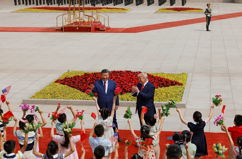 Presiden AS Donald Trump berjabat tangan dengan Presiden China Xi Jinping saat tiba di Balai Besar Rakyat di Beijing, China, 14 Mei 2026. (REUTERS/Evan Vucci)