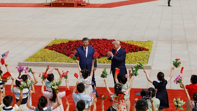 Anak-anak memegang bendera China dan AS selama upacara penyambutan Presiden AS Donald Trump oleh Presiden China Xi Jinping, di Balai Besar Rakyat di Beijing, China, 14 Mei 2026.